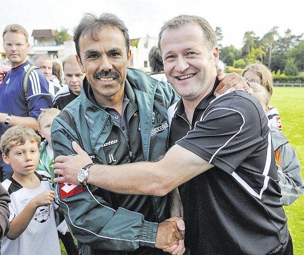 Hatten viel Spaß: Gladbachs Ex-Coach Jos Luhukay (l.) und Mark Meinhardt, der vor zehn Jahren den BVL coachte. - © Marc Köppelmann