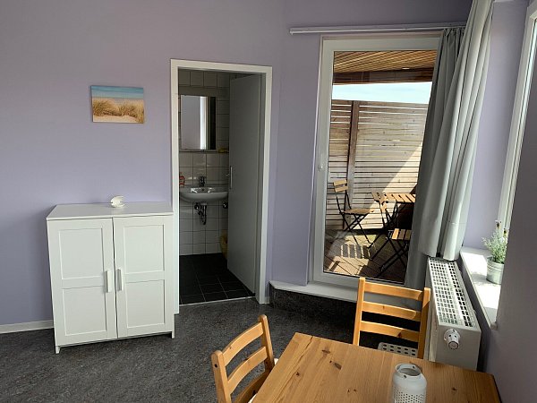 Im Inselhaus Langeoog gibt es unterschiedlich große Zimmer. Wattblick im Dachgeschoss eignet sich fu?r zwei Personen und hat einen Balkon. - © Inselhaus Langeoog