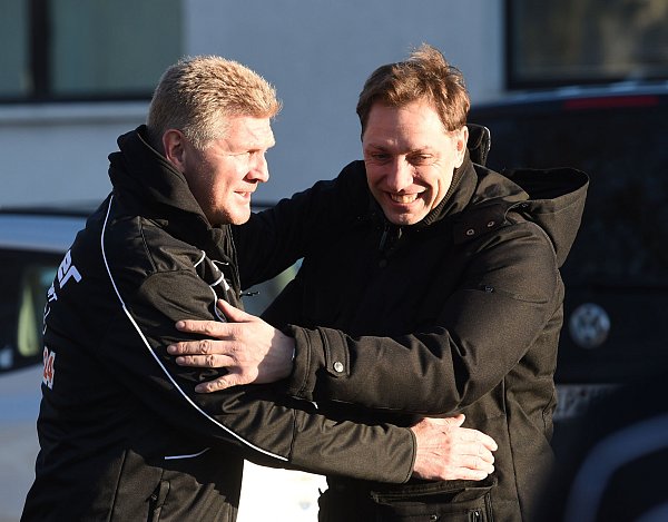 Szene aus glücklicheren Tagen: Chefcoach Stefan Effenberg (l.) und sein jetziger Nachfolger René Müller beim Rückrunden-Trainingsauftakt auf der Paderkampfbahn im vergangenen Januar. - © Marc Köppelmann