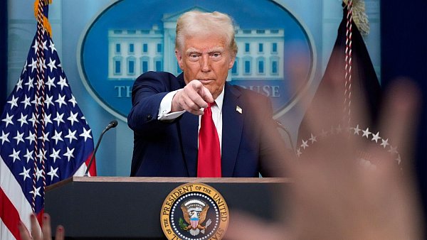 US-Präsident Donald Trump Präsident Donald Trump fordert einen Reporter im James Brady Press Briefing Room im Weißen Haus auf, ihm eine Frage zu dem Flugzeugunglück über Washington zu stellen. - © Alex Brandon/dpa