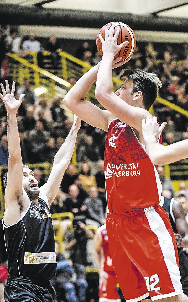 Mutig in Richtung Korb: Paderborns Melvin Jostmann (r.) setzt sich in der Zweitliga-Heimpartie gegen Trier gegen Kevin Smit durch. - © Marc Köppelmann