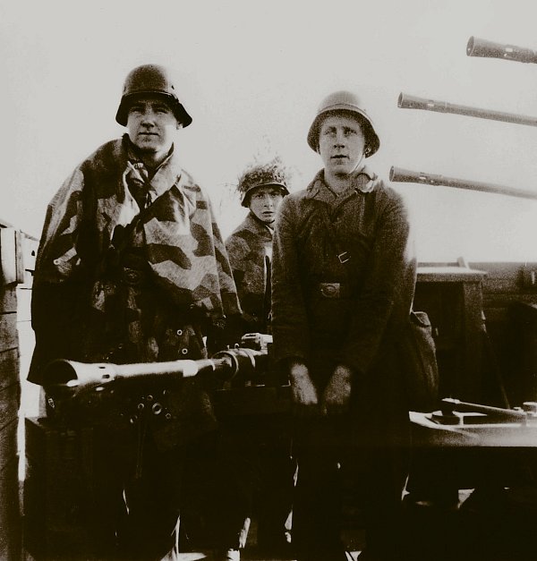 Jugendliche Flakhelfer: Auch sie sollten die vorrückenden Amerikaner bekämpfen.