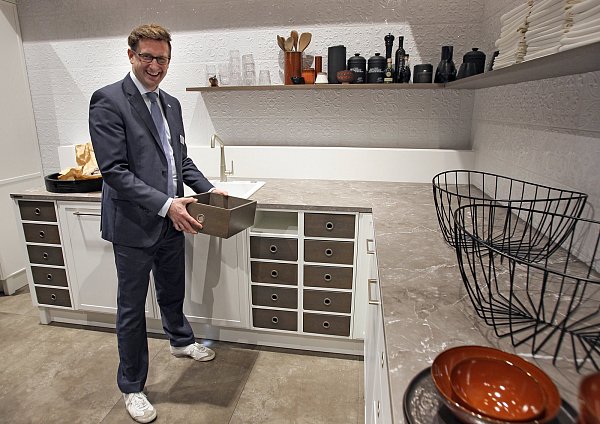 Herausnehmbar: Axel Brinkmann, Marketing-Chef von Nolte Küchen aus Löhne, zeigt das flexible System der neuesten Produkte. - © Frank-Michael Kiel-Steinkamp