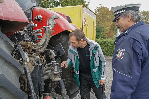 Untersuchung: Dekra-Prüfingenieur Sven Knollmann (l.) und Einsatzleiter Oliver Brock inspizieren die Hydraulikschläuche des Traktors. An einigen Stellen sind diese abgerieben. - © Noah Brümmelhorst
