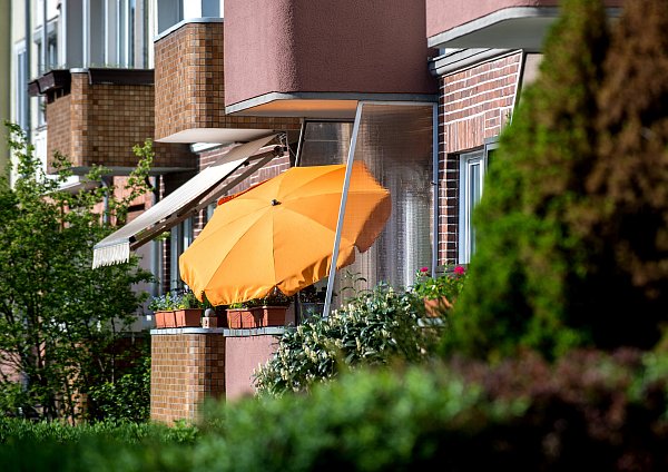 Das Anbringen eines Sonnenschutzes auf dem Balkon ist - sofern keine baulichen Veränderungen erfolgen - problemlos möglich. - © picture alliance / Hauke-Christian Dittrich/dpa