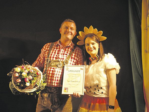Ingo Schmalgemeier wird von Miriam Pöttker für 20 Jahre Karnevarl gedankt - © Kim Lea Hoffmeyer