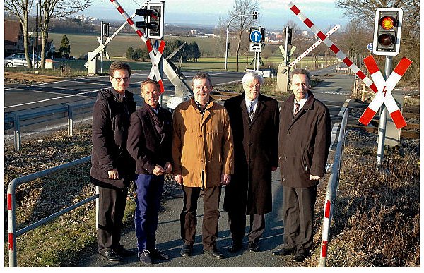 Carsten Linnemann MdB, Daniel Sieveke MdL, Benhausens Ortsvorsteher Franz Driller,Paderborns Bürgermeister Heinz Paus und CDU-Ortsvorsitzender Alfred Jolk (v. l.). - © FOTO: CDU