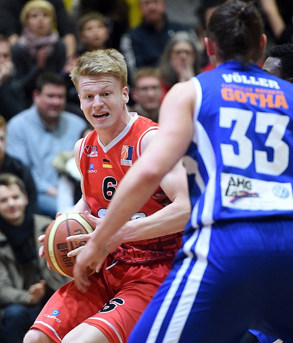 Alte Bekannte: Paderborns Luis Figge (l.) und Gothas Marco Völler lieferten sich bereits in der Vorserie harte Duelle. Heute steht im Sportzentrum die nächste Runde an. - © Marc Köppelmann