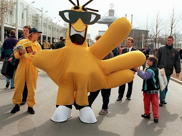 1993 warb Fingerfigur "Rolf" auf der CeBIT in Hannover für die neuen fünfstelligen Postleitzahlen. - © FOTO: DPA
