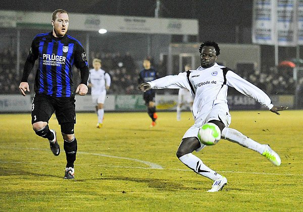 Arminias Eric Agyemang zieht ab und trifft in der 25. Minute zum 2:0. Wiedenbrücks Abwehrspieler Benjamin Halstenberg kann nicht mehr eingreifen. - © FOTO: CHRISTIAN WEISCHE