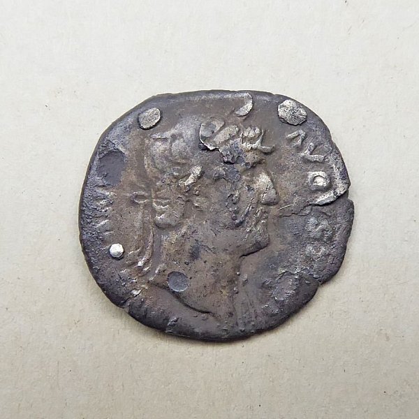 Vorderseite der stark abgegriffenen Münze von Kaiser Hadrian (117-138). - © LWL-AfW/S. Pechtold