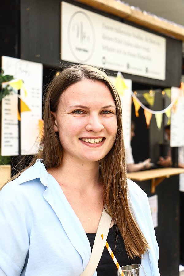 Sophie Baczewski aus Herford ist mit Freunden und ihrer Familie auf dem Hoeker-Fest: Ihr Highlight: die Musik auf dem Neuen und Alten Markt. - © Daniel Salmon