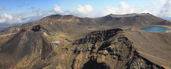 Unvergesslich: Es ist ein himmlisches Vergnügen, über den Tongariro-Nationalpark mit seinen drei aktiven Vulkanen zu fliegen. Man kann den Park aber auch zu Fuß erkunden und muss nicht abheben. - © Michael Juhran