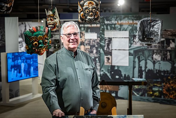 Ausstellungsmacher Holger Schettler vom Murnau-Massolle-Forum inmitten der Ausstellung zu Leben und Werk des vielseitigen Ausnahmekünstlers Walter Spies (1895–1942). - © Sarah Jonek / Jonek Fotografie