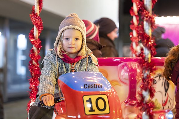 Im Kinderkarussell haben die jüngsten Besucher Freude. - © Lübbecke Marketing/Oliver Krato