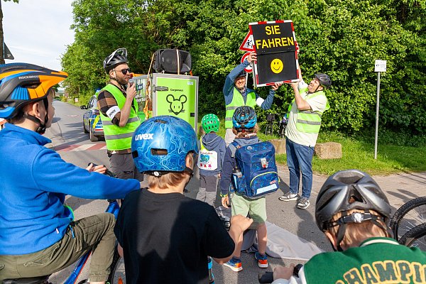 In der Grundschule Babenhausen spielt Schulwegsicherheit schon eine große Rolle. Der Fahrradschulbus gehört zum Thema dazu, ein Tempomessgerät zeigt Autofahrern an, ob sie sich an die Regeln halten. - © Alejandro Arditi