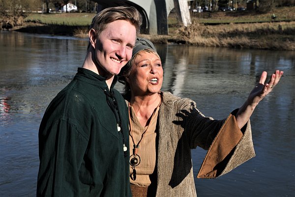 Die zwei Darsteller, Sopranistin Sabine Paßow als Seherin und Michael Kapiza als breakdancender Krieger, in Höxter an der Weser. - © Simone Flörke
