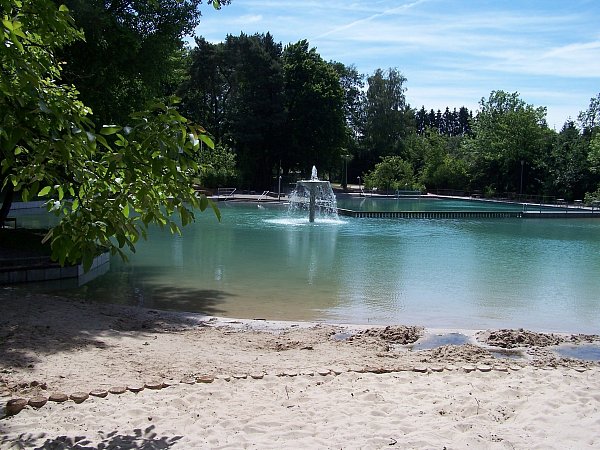 Das naturbelassene Quellwasser und ein 80 Meter langer Sandstrand sind die Trumpfkarten des Waldbads Steinhagen. - © Gemeindewerke Steinhagen