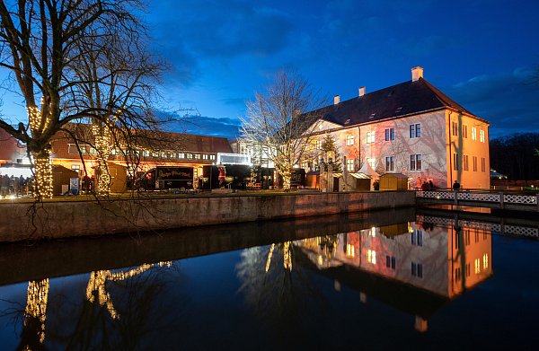 Zum Weihnachtsmarkt laden die Geschäfte in der Innenstadt am Freitag und Samstag jeweils zum entspannten Shopping bis 19 Uhr ein. - © Oliver Krato