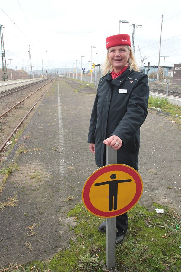 Abgesperrt: Als Bahnbedienstete darf Service-Mitarbeiterin Tatjana Lohöfer in dem Bereich des Bahnsteigs 5 stehen. Künftig wird dieser Abschnitt für den RRX-Express ausgebaut. - © Peter Steinert