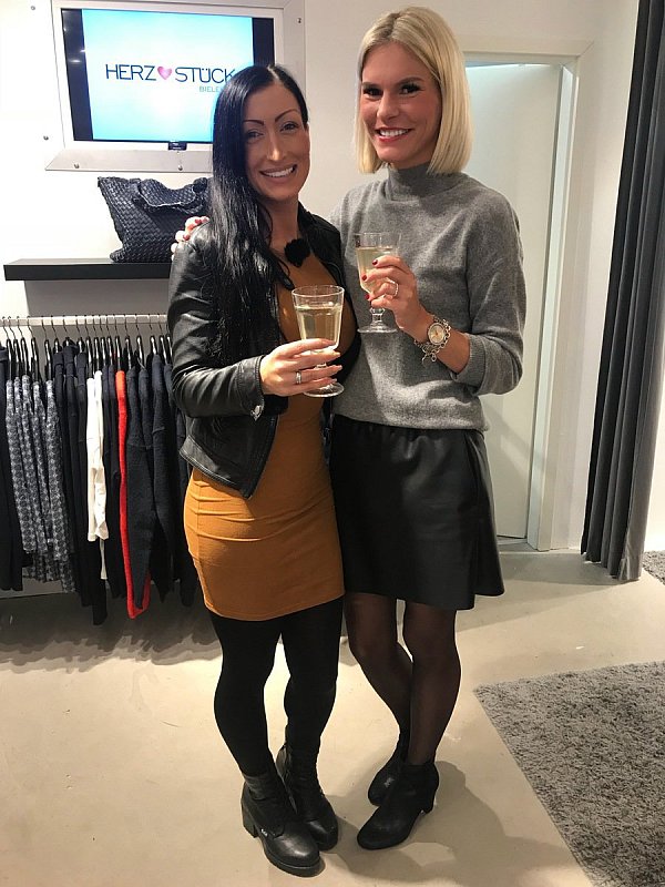 Stoßen zusammen an: Kandidatin Maria Segatto (links) und Saskia Meyer. - © Privat