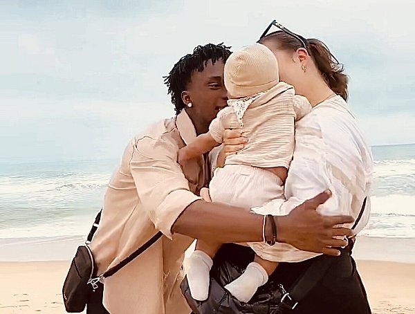 Das TikTok-Paar zusammen mit seinem Sohn zusammen in Benin. - © Privat