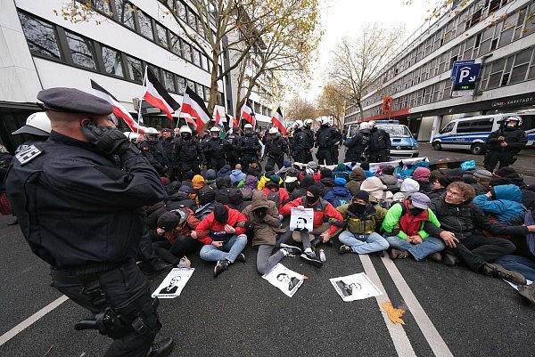 Sitzblockade an der Elsa-Brändström-Straße. - © Andreas Zobe