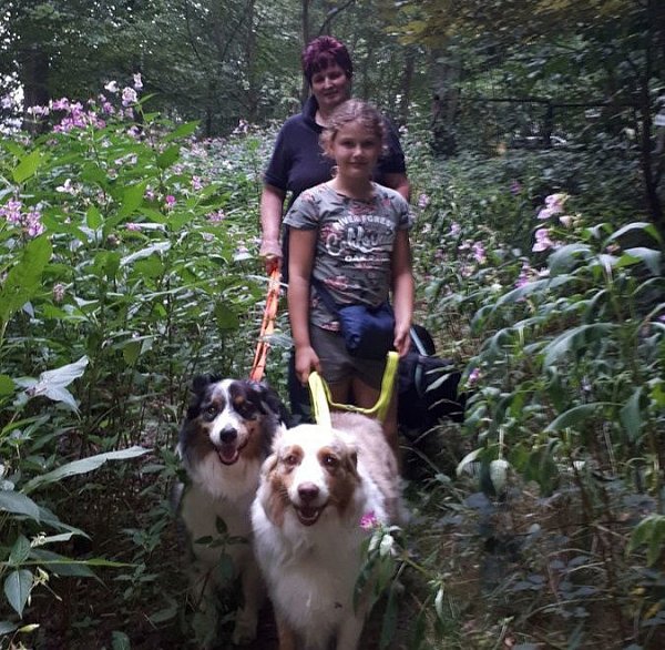 Spaß für klein und groß: Zwei- und Vierbeiner sind zum Mitmachen bei der ersten Krimi-Tour eingeladen. - © Privat