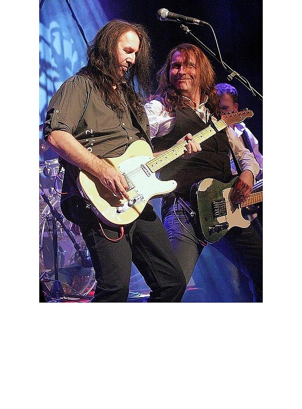 Die Gitarristen Stefan Furtner und Kai-Uwe Scheffler mit Bassist Thomas Gropp von "Quotime". - © FOTO: BRÖGGELWIRTH