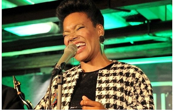 China Moses begeisterte im Musik Kontor die Zuschauer – ungeschliffen, erfrischend und wohltuend rau. - © FOTO: JENNICHES