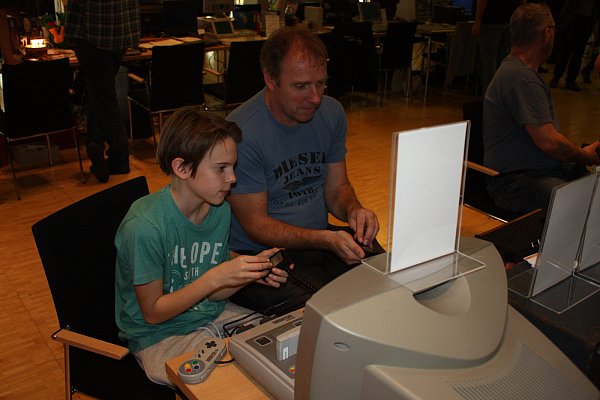 Jaro fordert seinen Vater Andreas Lohso bei einer Partie Pong heraus. - © Karl Eigenbrodt
