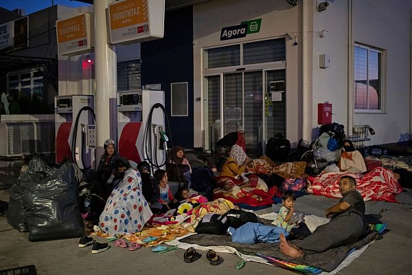 Menschen an einer Tankstelle. - © Reuters/Alkis Konstantinidis