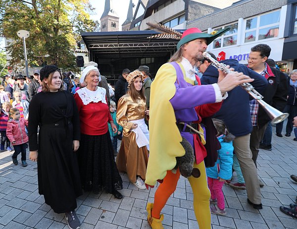 Der Rattenfänger aus Hameln war bereits beim Märchensonntag in Höxter dabei - auch in diesem Jahr werden wieder viele Märchengestalten durch die Innenstadt wandeln. - © Simone Flörke