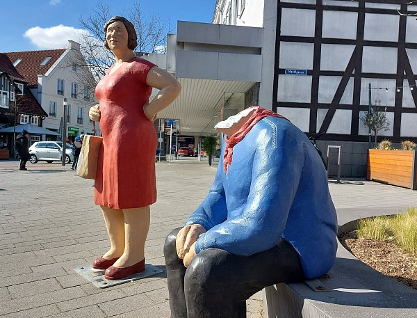 Der Kopf dieses Alltagsmenschen am Alten Markt im Delbrücker Stadtkern ist entfernt worden. - © Regina Brucksch