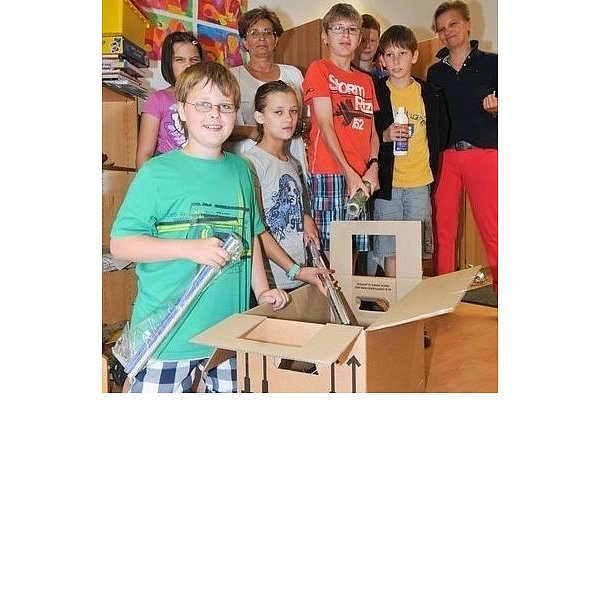 Timo (v. l., 10), Melissa (10), Sofia (11), Daniel (10), Max (15) und Tom (10) helfen Karin Stollmann-Hücker und Claudia Silger beim Ausräumen des Kunstraums. FOTO: THOMAS KLÜTER