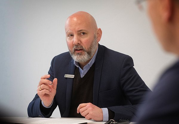 Sozialdezernent Henning Matthes teilt mit, dass ein weiterer Soldat aus dem Kriegsgebiet ausgeflogen worden und nach Gütersloh gekommen ist. - © Andreas Frücht
