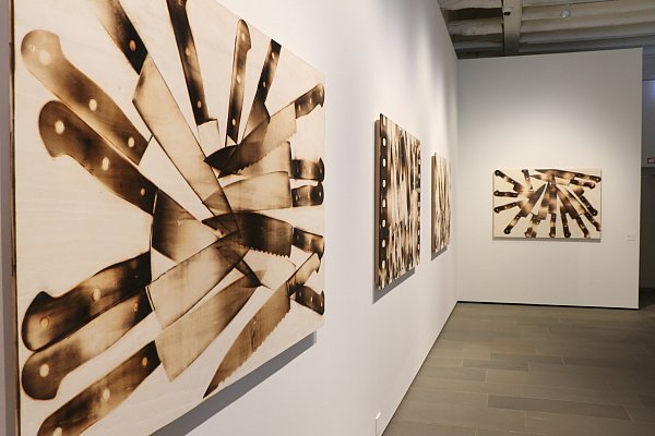 Messer sind ein Motiv, das Walther Schwiete für seine Brandbilder immer wieder aufgreift. - © Holger Kosbab