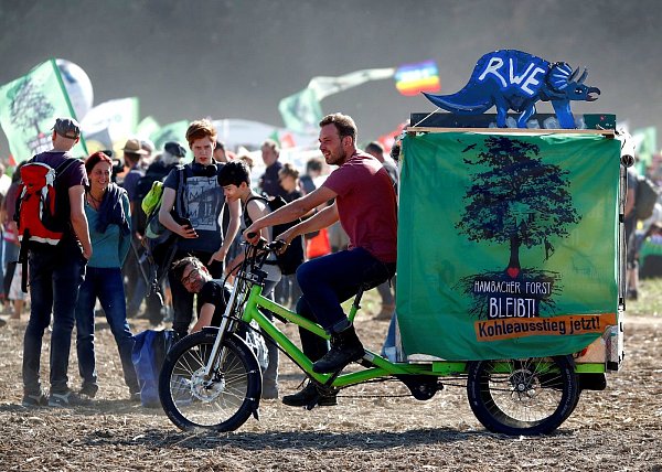 Ein Demonstrant auf zwei Rädern "Kohleausstieg jetzt!". - © Reuters