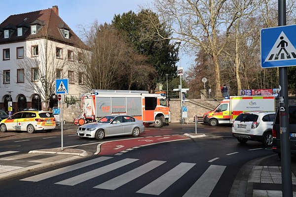 Bei einer Gewalttat in einem Park sind nach ersten Erkenntnissen mehrere Menschen mutmaßlich durch eine Stichwaffe schwer verletzt worden. - © Ralf Hettler/dpa