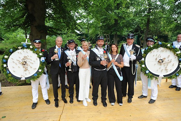 Freuten sich gemeinsam mit den Trägern der Scheiben über das spannende Finale des Lübbecker Bürgerschützenfestes: Bürgermeister Frank Haberbosch, König Jörg Stenzel, Kerstin Stenzel, König Nicholas Mühlnikel, Irene Mühlnikel und Oberst Christoph Barre. - © Joern Spreen-Ledebur