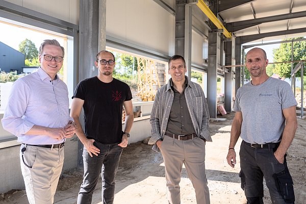 Michael Kubat (v. l.) und Alexander Kraft (Stabstelle Wirtschaftsförderung/Liegenschaften), Bürgermeister Burkhard Schwuchow und Unternehmer Artur Rucinski. - © Michael Kirchner