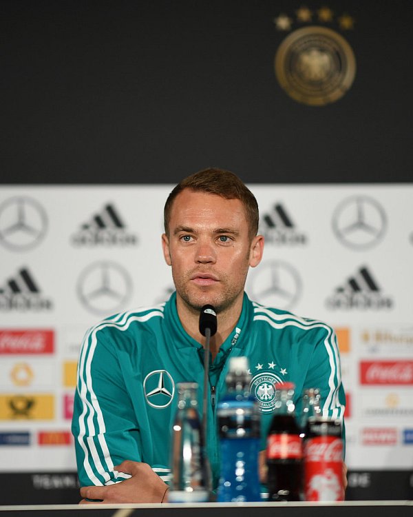 Manuel Neuer ist einer der wenigen Fußballer, die das Konzert "Wir sind mehr" gelobt haben. Die restliche Fußball-Elite hat sich bislang nicht zu Chemnitz geäußert. - © picture alliance/augenklick/GES
