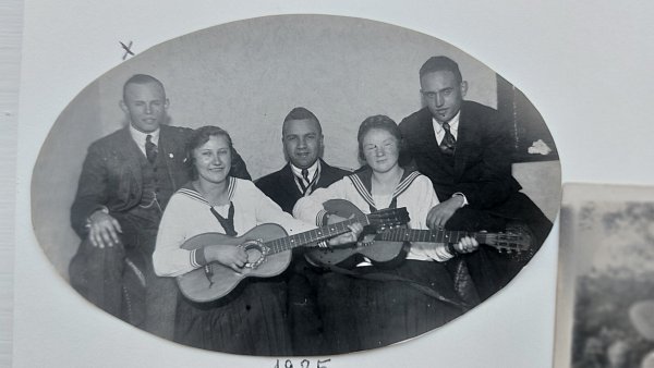 Aus dem Familienalbum: Frauen und Männer aus dem Warburger Mandolinenclub 1925. Mit einem Kreuz ist der Vater der Mandolinen-Leihgeberin gekennzeichnet. Damals wohnte die Familie in der Warburger Altstadt. - © Dieter Scholz