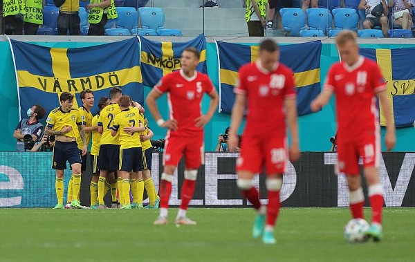 Nach dem 2:0 jubeln Schwedens Nationalspieler (l), während die Polen die Köpfe hängen lassen. - © Igor Russak/dpa