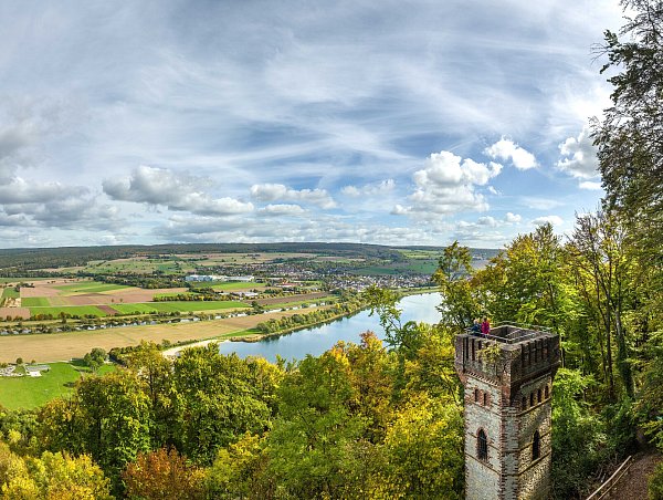Vom Rodeneckturm bei Höxter hat man eine fantastische Aussicht auf die Region. - © Teutoburger Wald Tourismus/Dominik Ketz