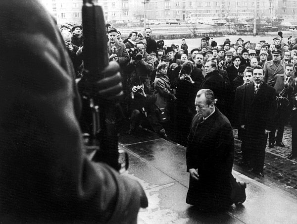 Bundeskanzler Willy Brandt (SPD) kniet am 7. Dezember 1970 vor dem Mahnmal im einstigen jüdischen Ghetto in Warschau, das den Helden des Ghetto-Aufstandes vom April 1943 gewidmet ist. Brandt legte mit seinem "Kniefall" den Grundstein für die deutsch-polnische Aussöhnung. - © picture-alliance / dpa