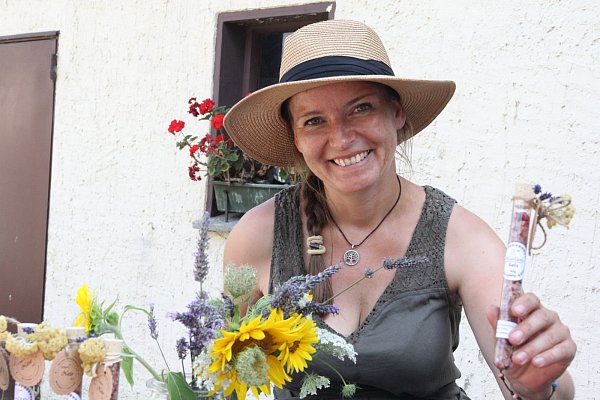 Andrea Kröger bietet neben Honig, Marmelade und Gelee auch Kräutersalze aus eigener Herstellung an. - © Klaus Frensing