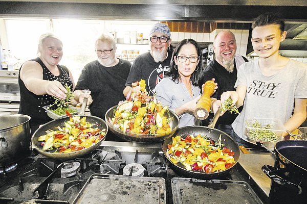 Die Küchencrew: Jennifer Schneider (v. l.), Ingo Schneider, Stefan Marquard, Iris Macke, Carsten Macke und Kevin Kroll bereiten in der Küche der Sollingshöhe das Pfannengemüse zu: Paprika, Auberginen, Tomaten Zwiebeln und Zucchini. Gewürzt wird mit Salz, Pfeffer, Zucker, Rosmarin und Thymian. Fotos: Mathias Brüggemann - © Mathias Brüggemann