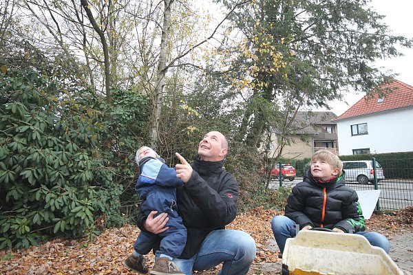 Da wurde er gehört: Auf dem gelände der Freiwilligen Feuerwehr Theesen hat Holger Bekel-Kastrup den Buschrohrsänger gehört. Sein Sohn Michel (2) war auch dabei. Bruder Emil (7) findet das spannend. - © Sylvia Tetmeyer