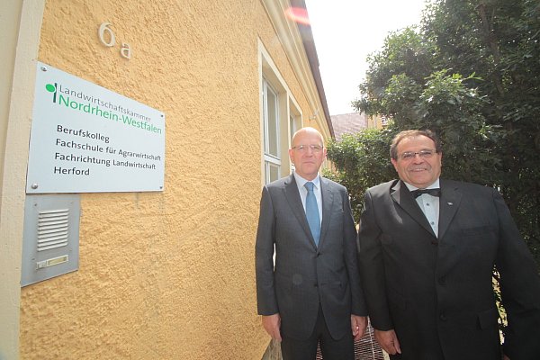 Standhaft: Kammerpräsident Karl Werring und Schulleiter Werner Weingarz bekennen sich zum Standort Herford, der für das Einzugsgebiet der aus OWL aber auch dem Niedersächsischen kommenden Schüler zentral gelegen ist. - © Peter Steinert